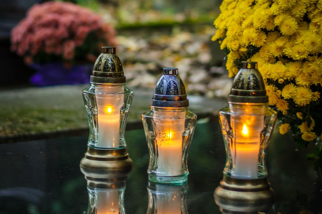 Jak pielęgnować i szanować miejsce spoczynku bliskich?