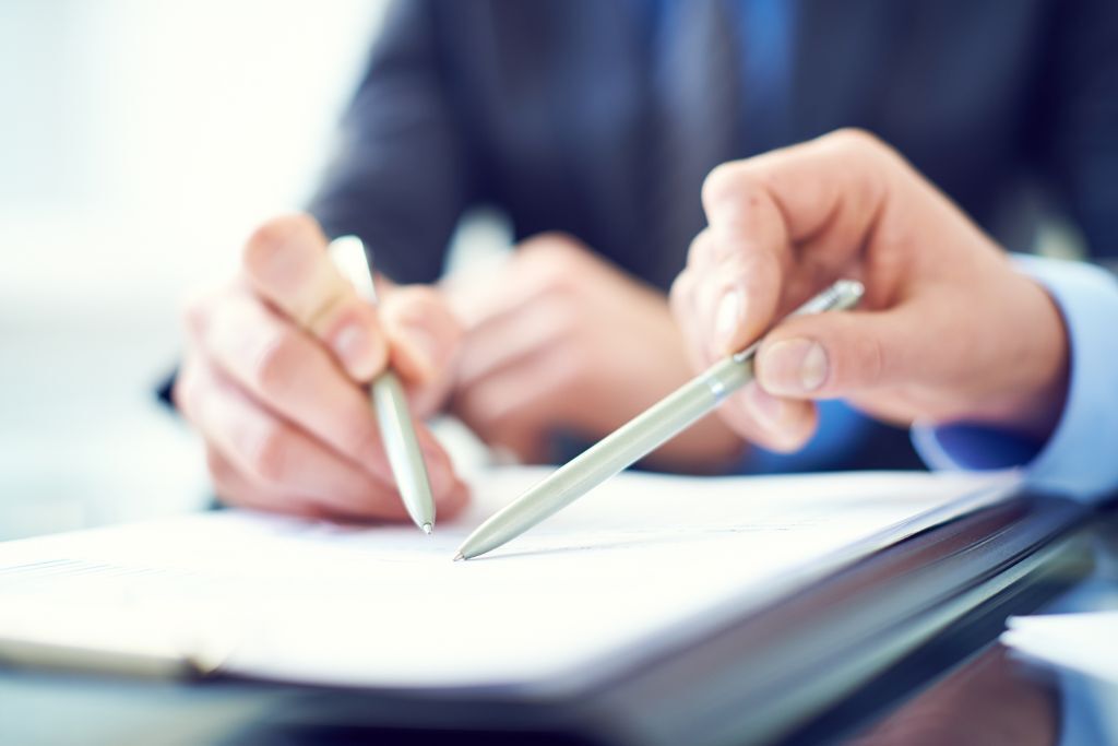 Jak zorganizować sprawy urzędowe po śmierci bliskiej osoby?