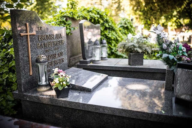 Jakie koszty związane są z wyborem miejsca pogrzebu?