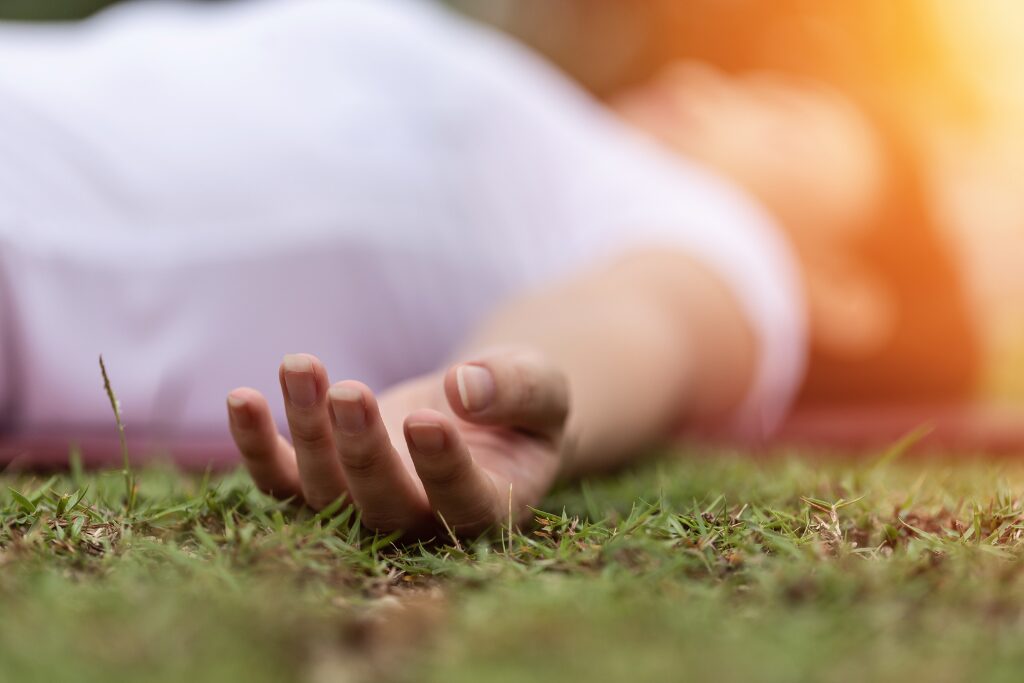 Co dzieje się z ciałem po zgonie, zanim zostanie pochowane?